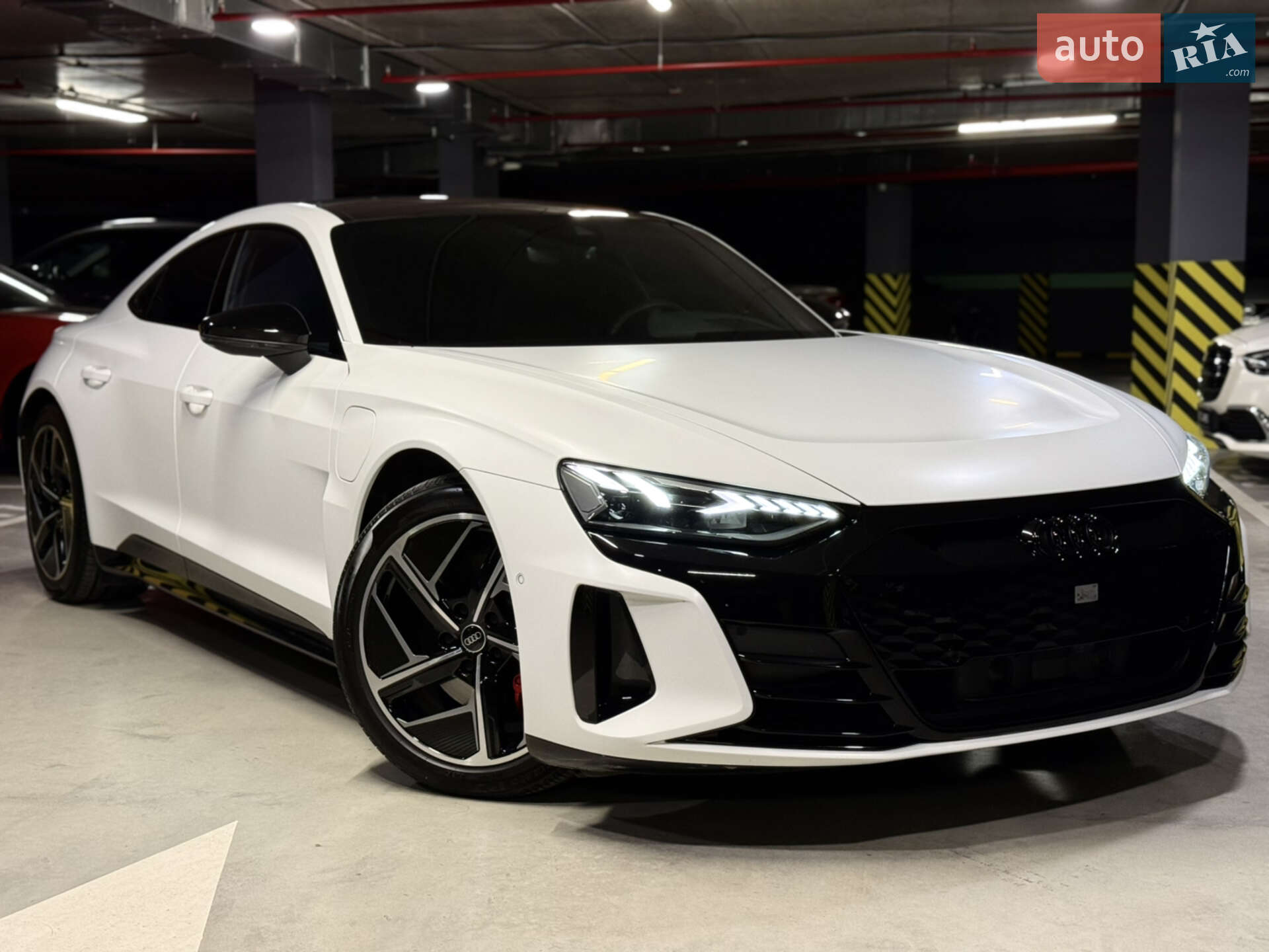 Головне фото звіту автомобіля AUDI E-TRON GT 2022