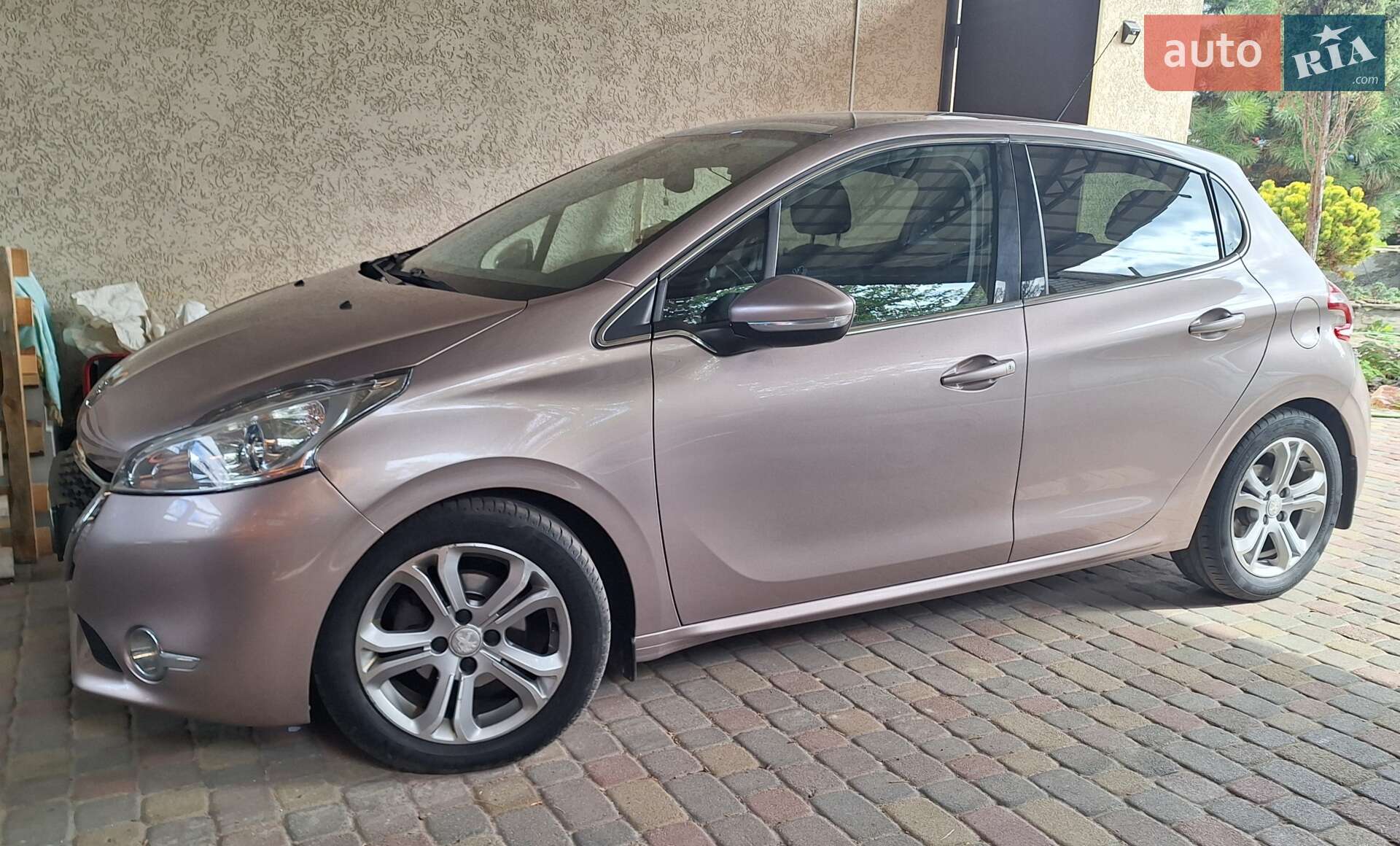 PEUGEOT 208 2013