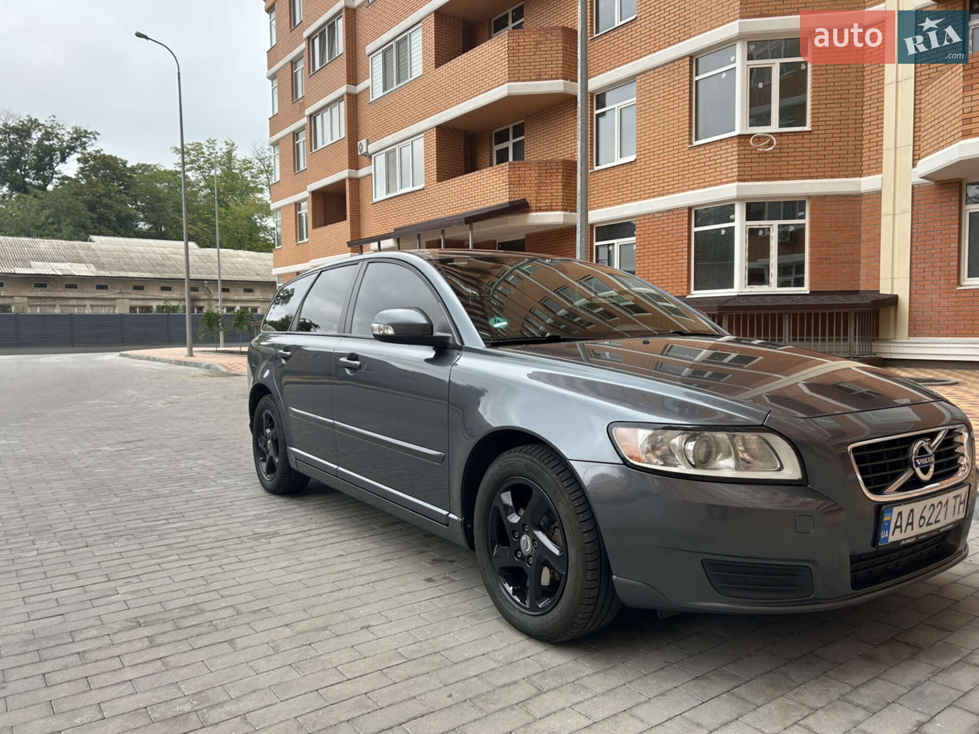 Головне фото звіту автомобіля VOLVO V50 2011