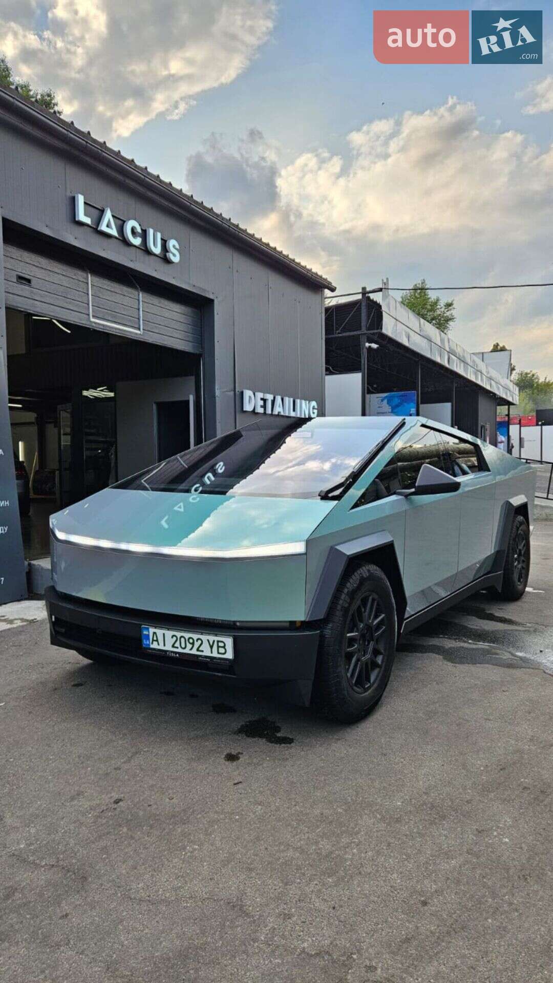 TESLA CYBERTRUCK 2024