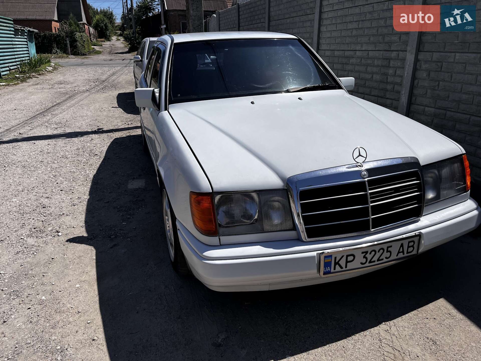 MERCEDES-BENZ 230 1985