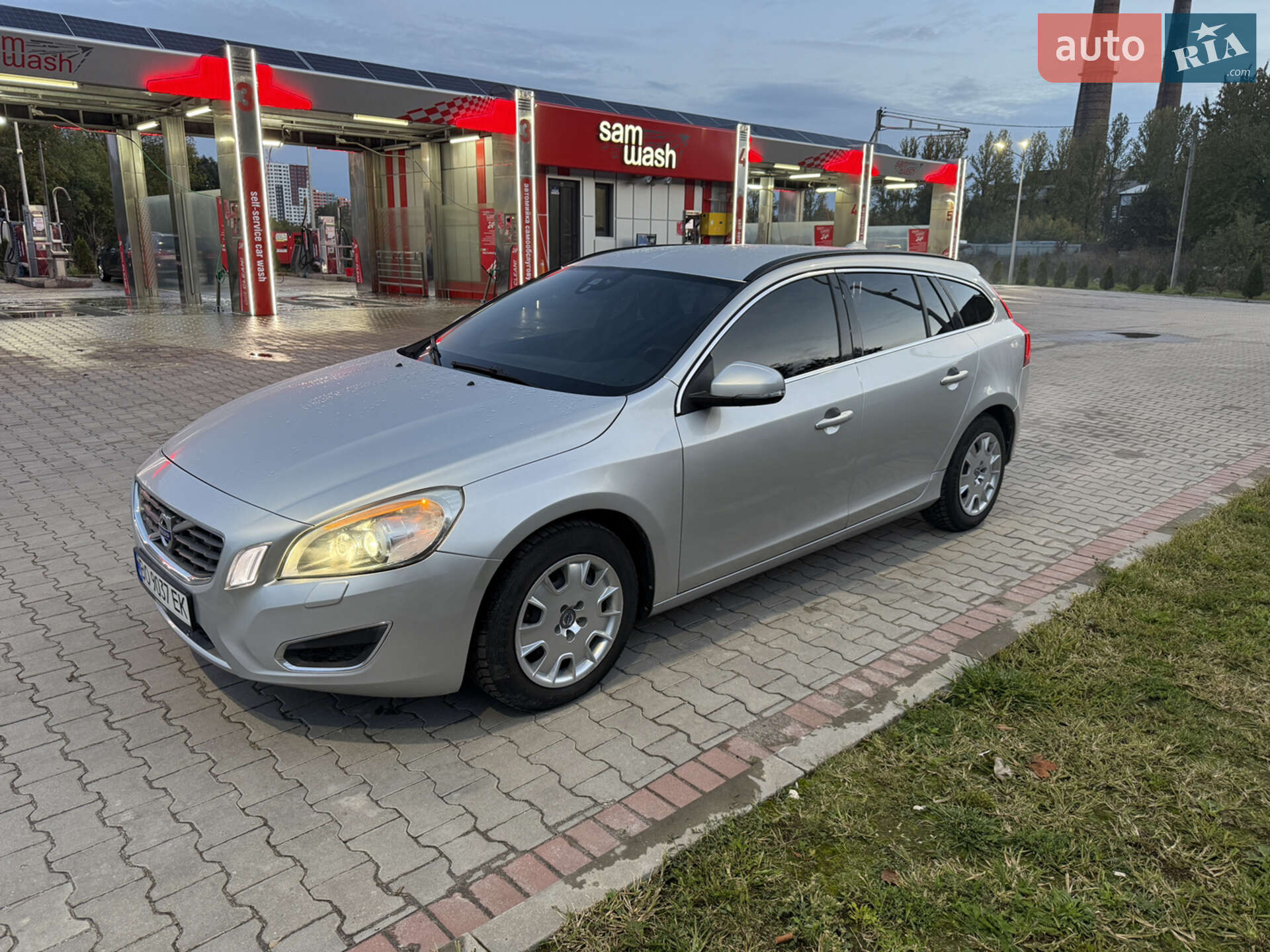 Головне фото звіту автомобіля VOLVO V60 2011