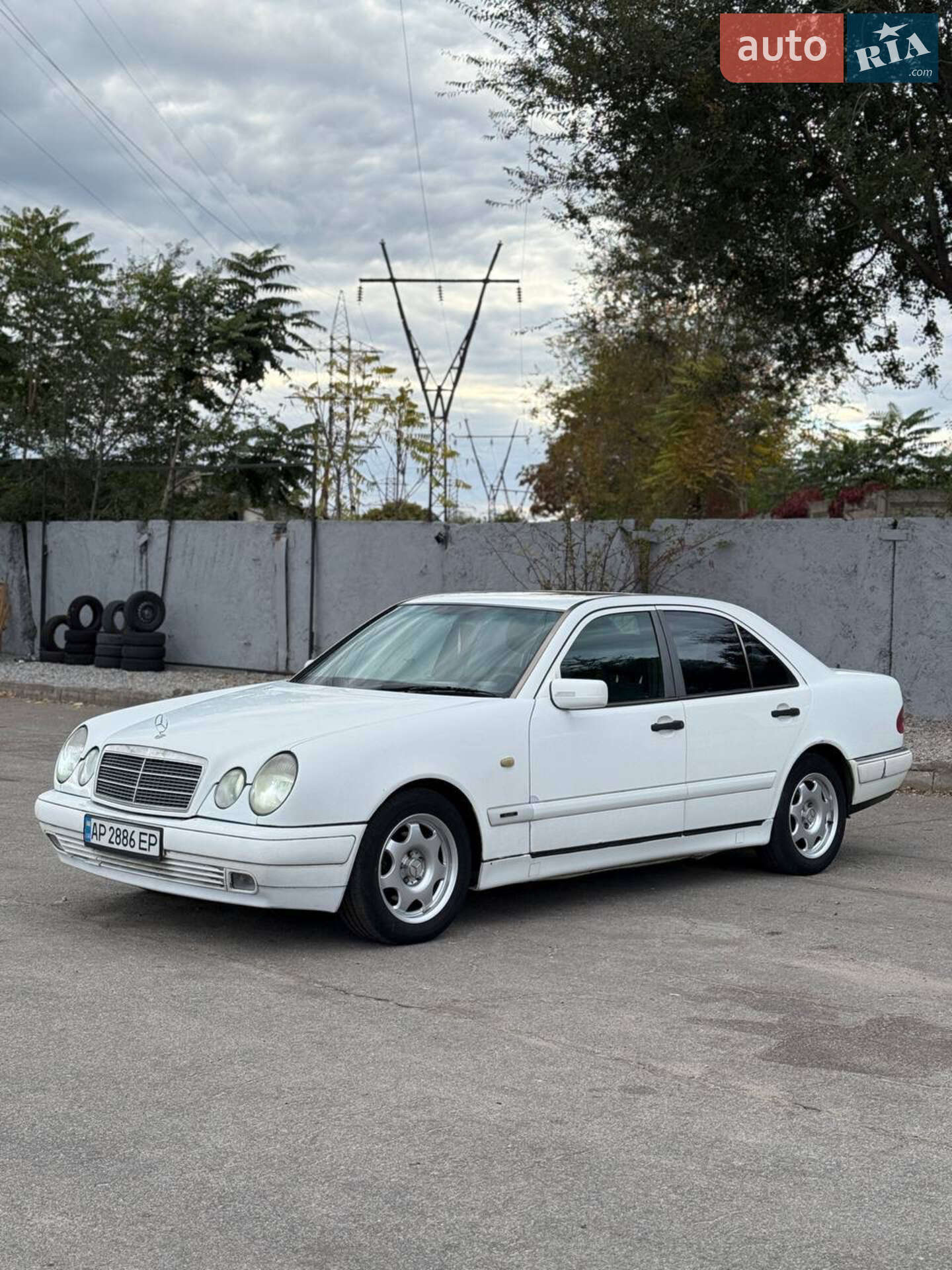 MERCEDES-BENZ E 200 1995