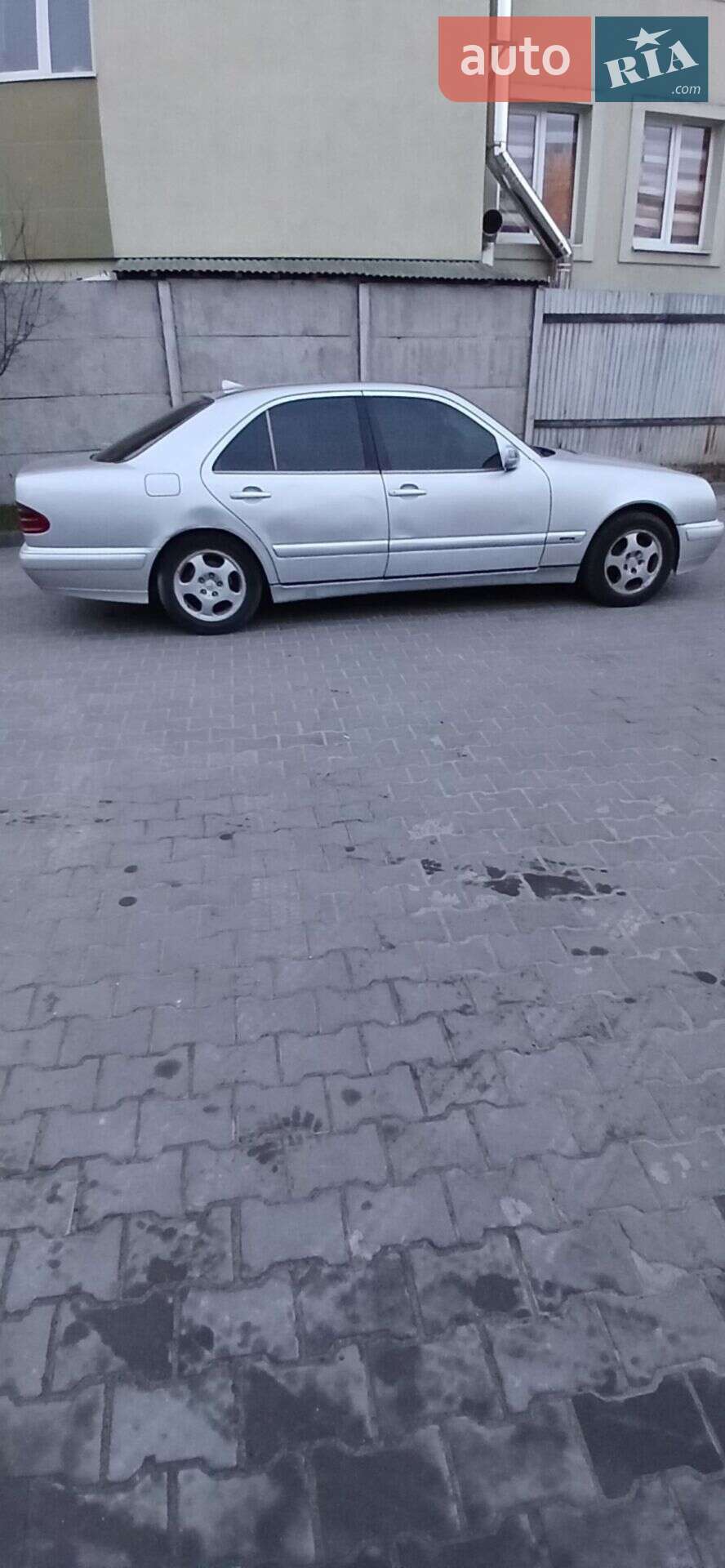MERCEDES-BENZ E 220 2001