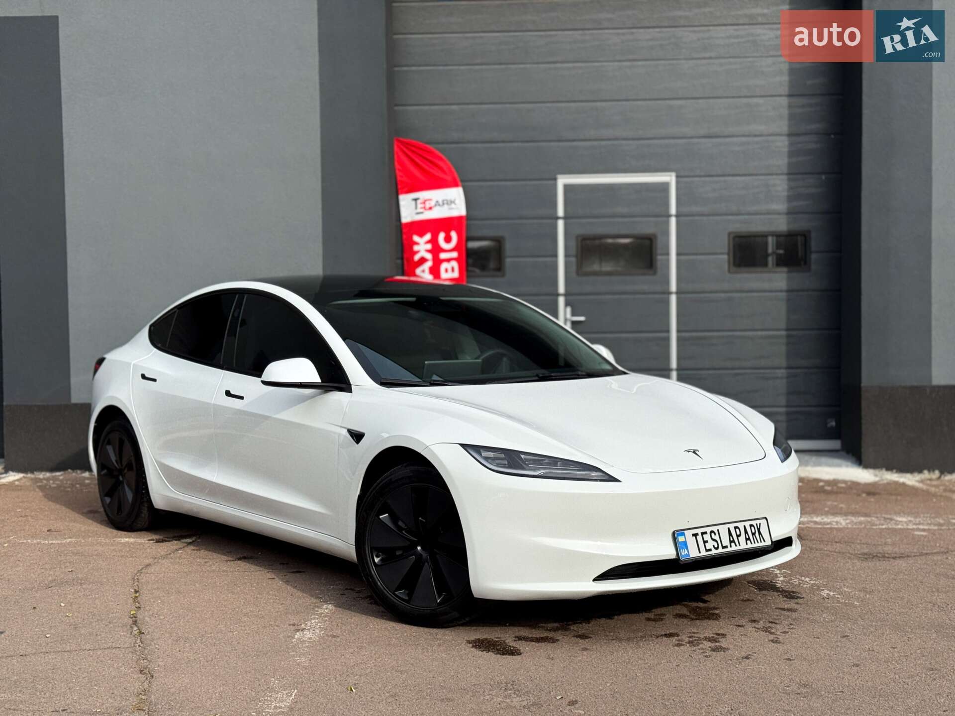 Головне фото звіту автомобіля TESLA MODEL 3 2024