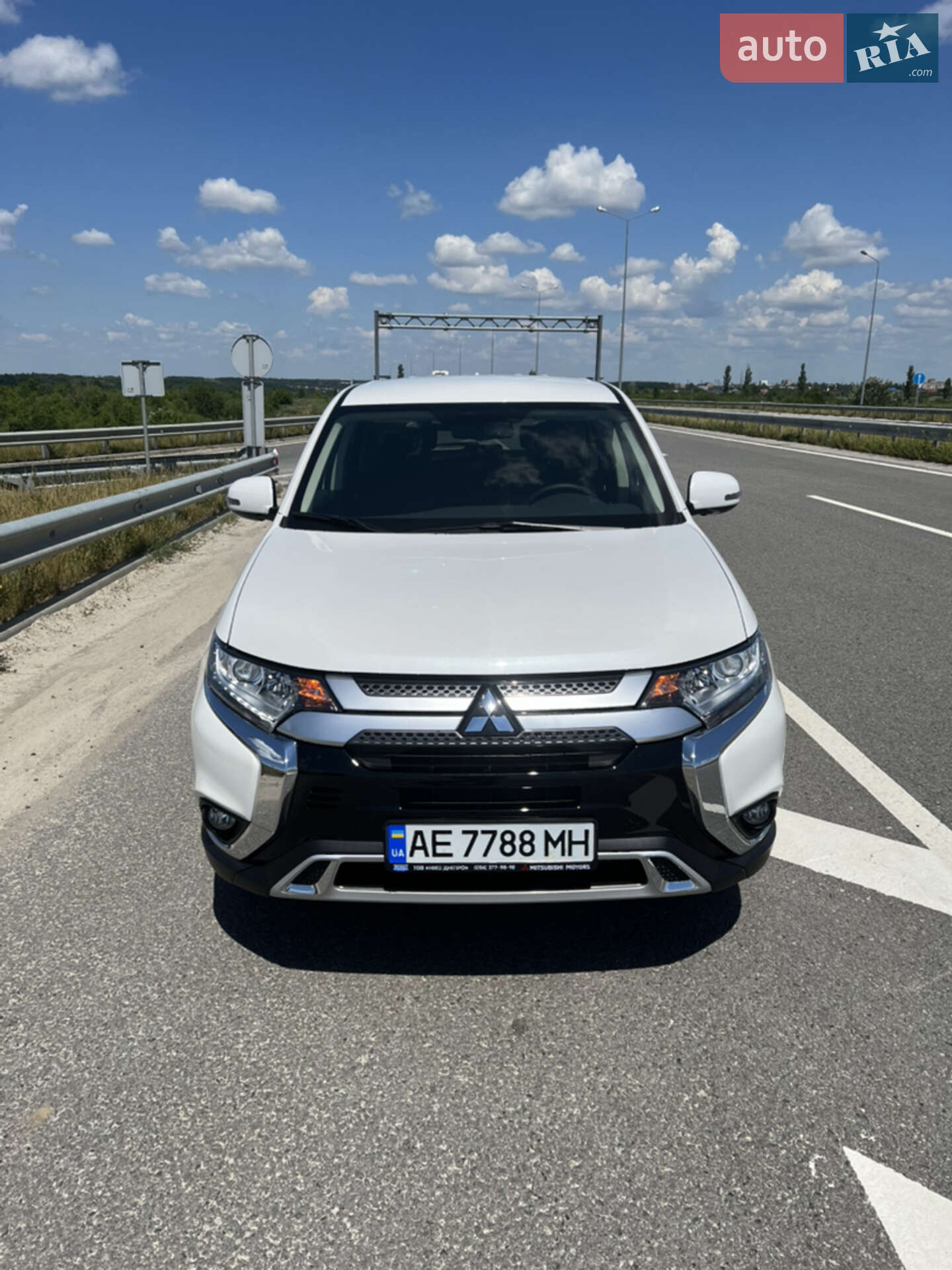 Головне фото звіту автомобіля MITSUBISHI OUTLANDER 2023