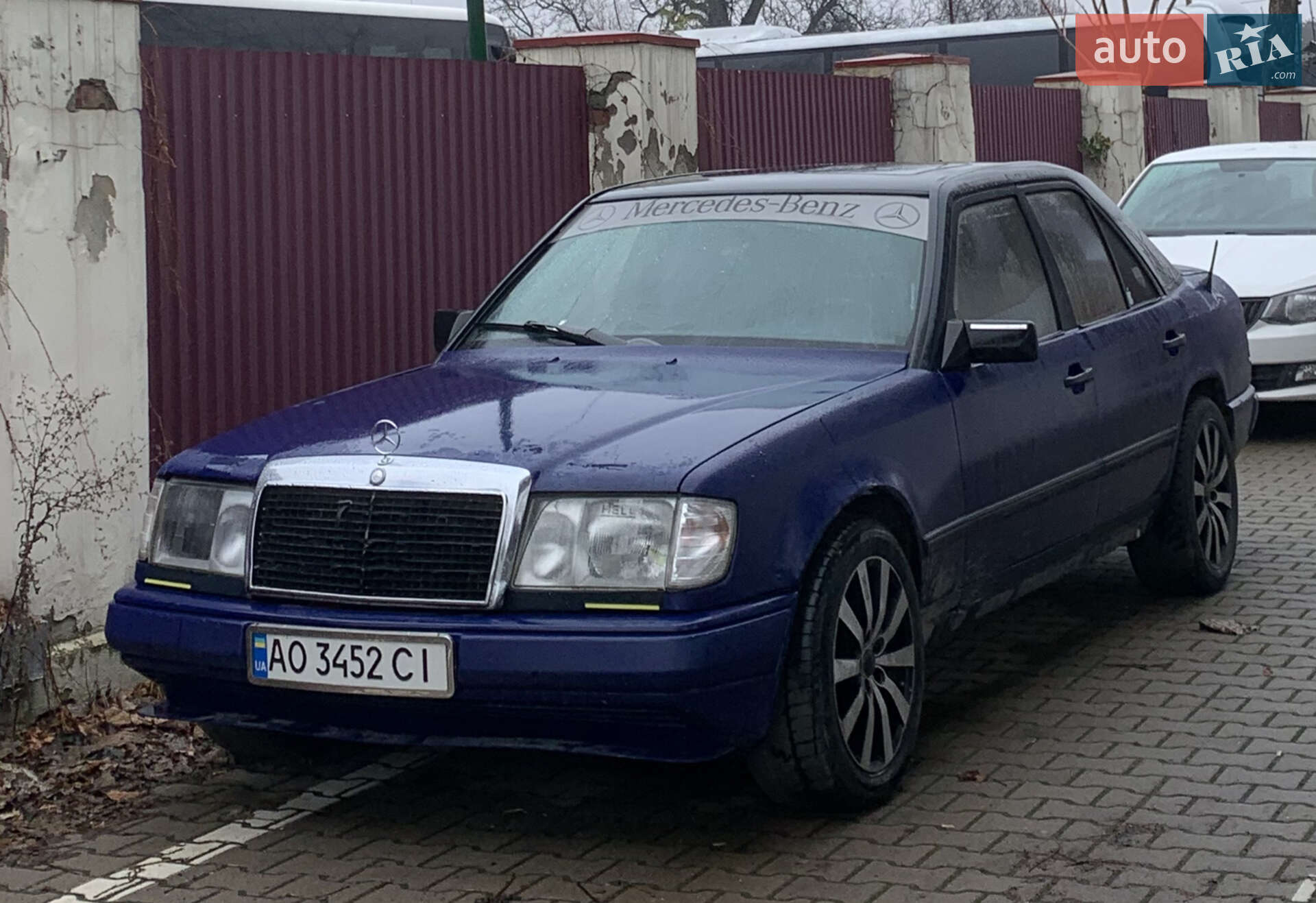MERCEDES-BENZ 124 1989