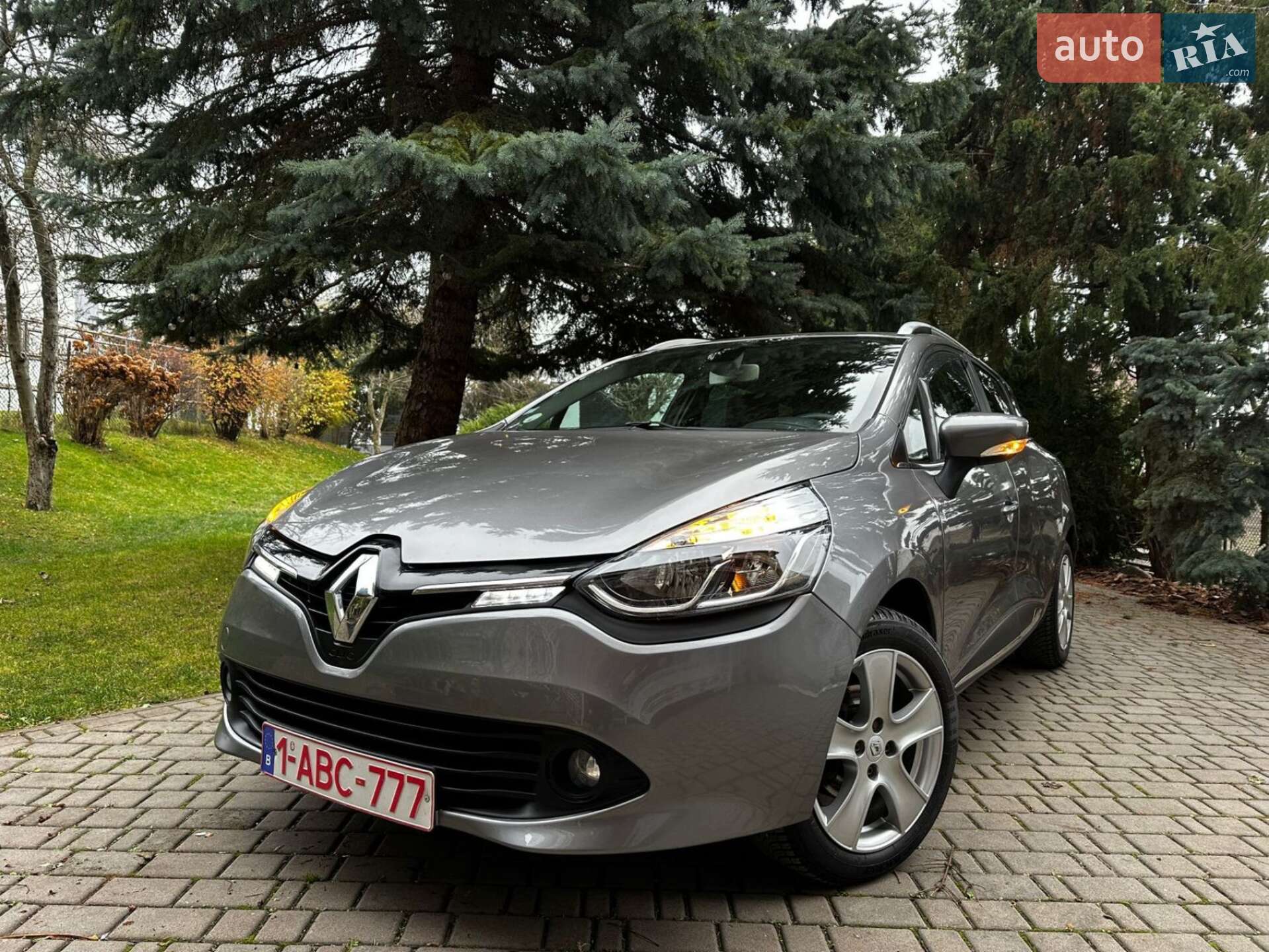 Головне фото звіту автомобіля RENAULT CLIO 2015