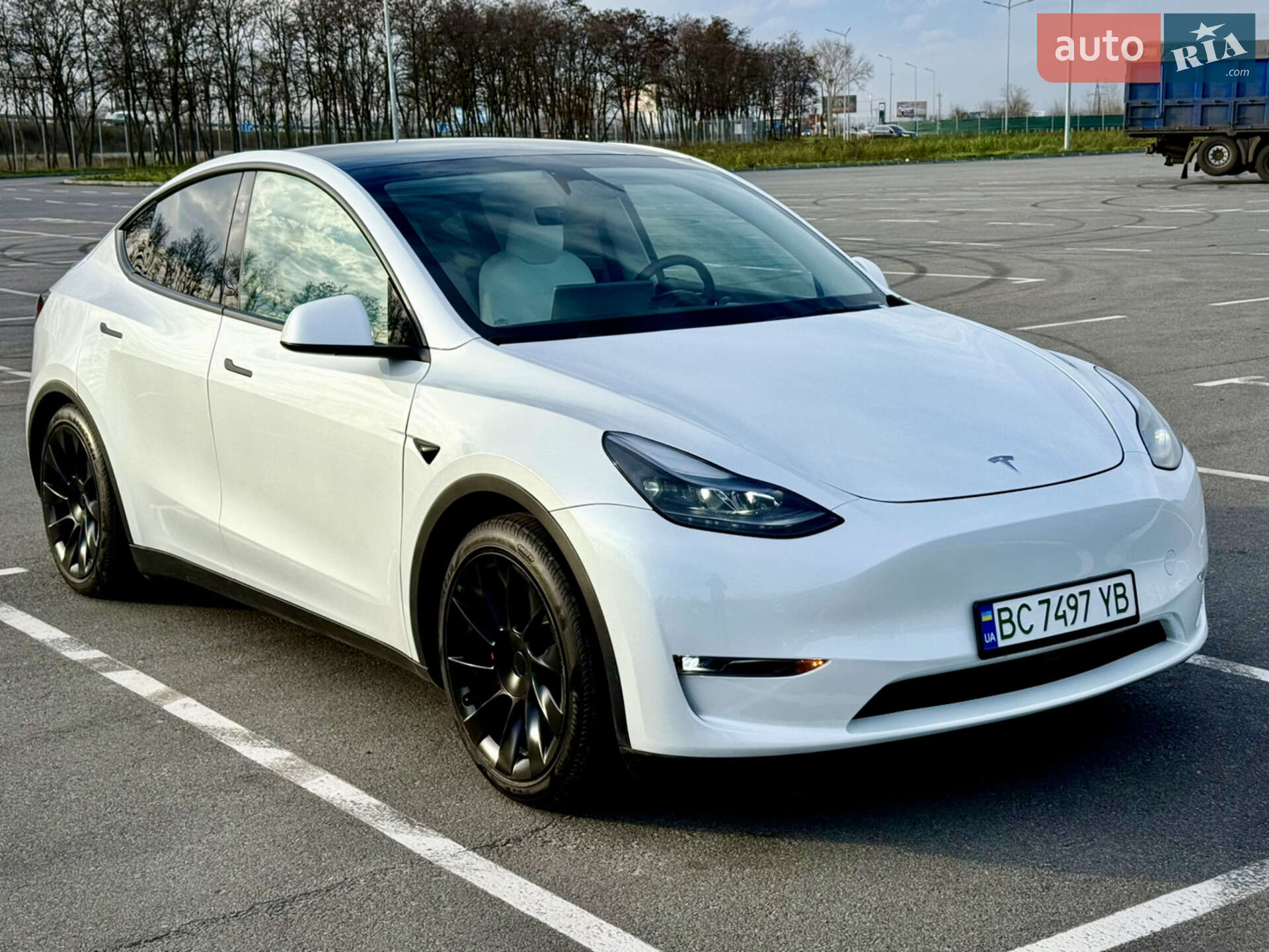 Головне фото звіту автомобіля TESLA MODEL Y 2023