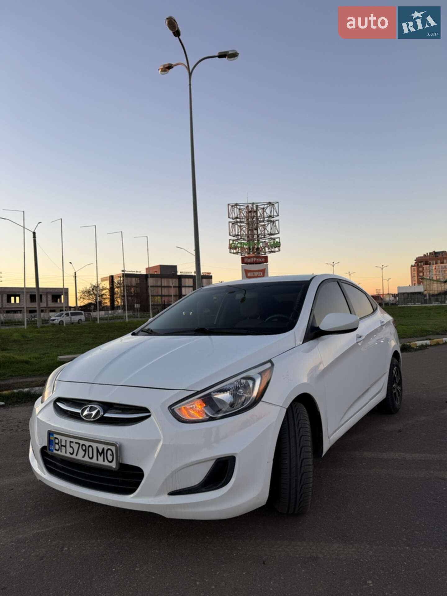 Головне фото звіту автомобіля HYUNDAI ACCENT 2016
