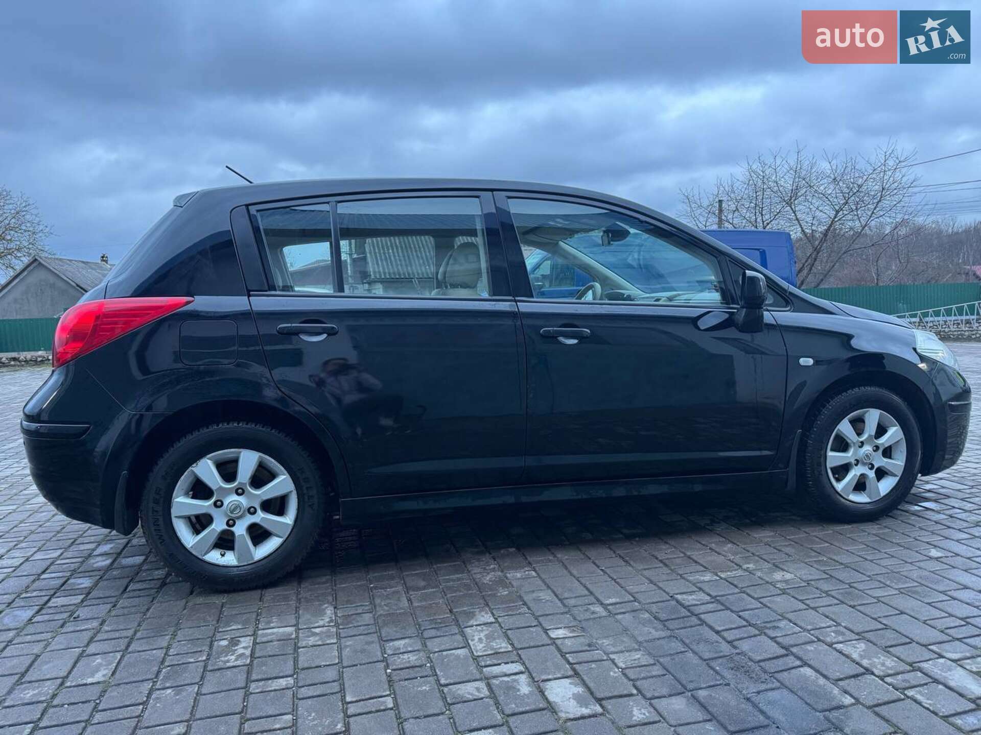 NISSAN TIIDA 2011