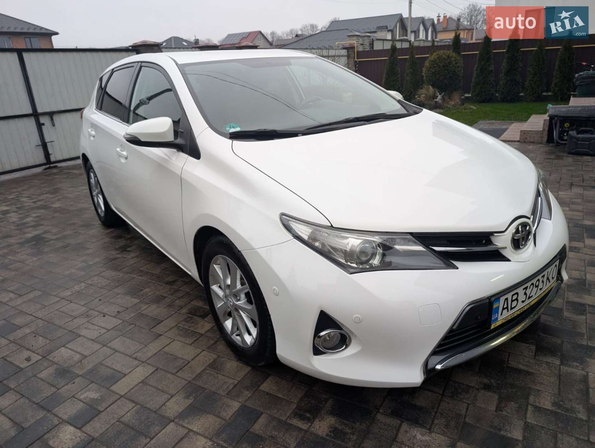 Головне фото звіту автомобіля TOYOTA AURIS 2013