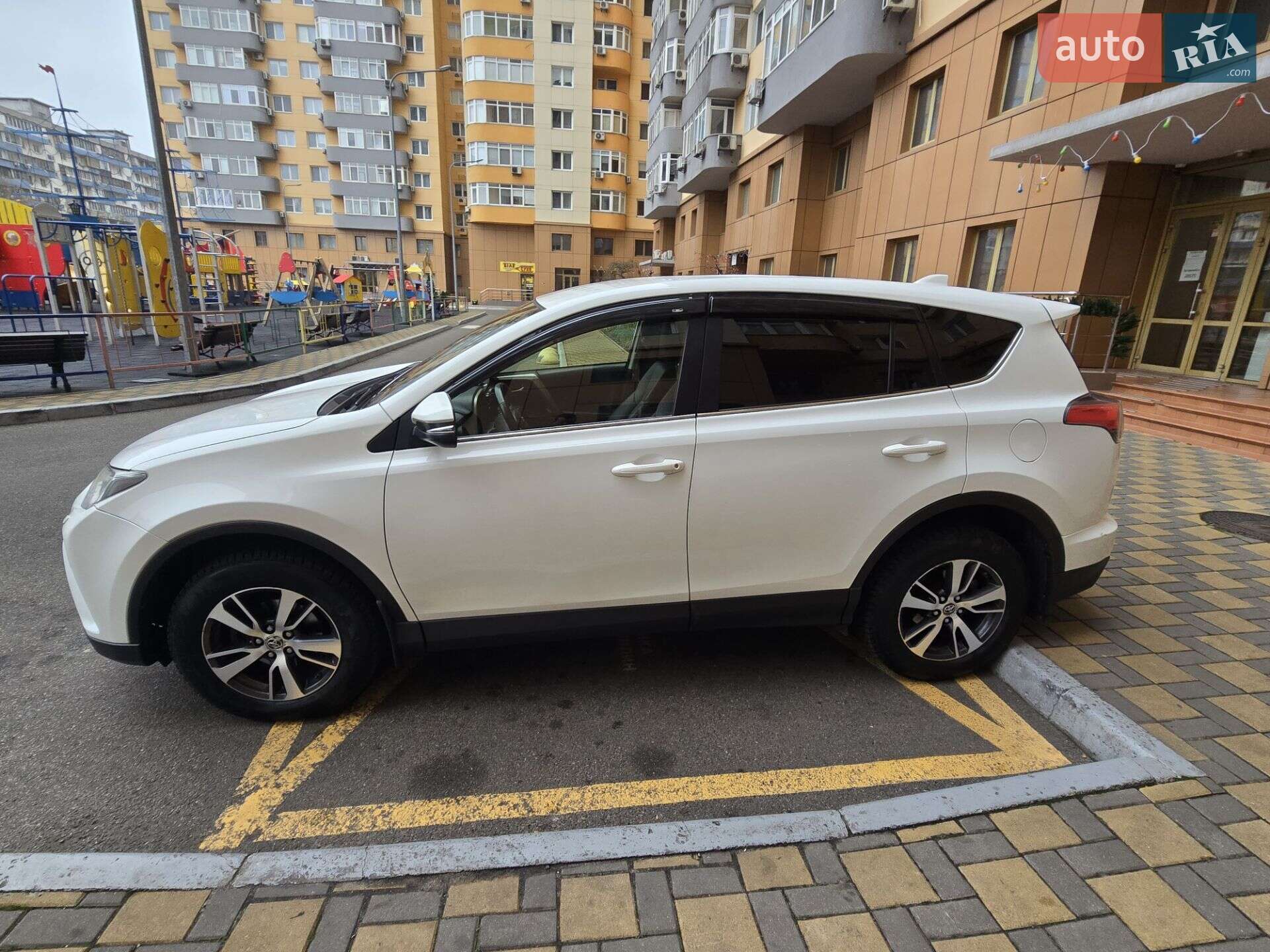Головне фото звіту автомобіля TOYOTA RAV4 2017