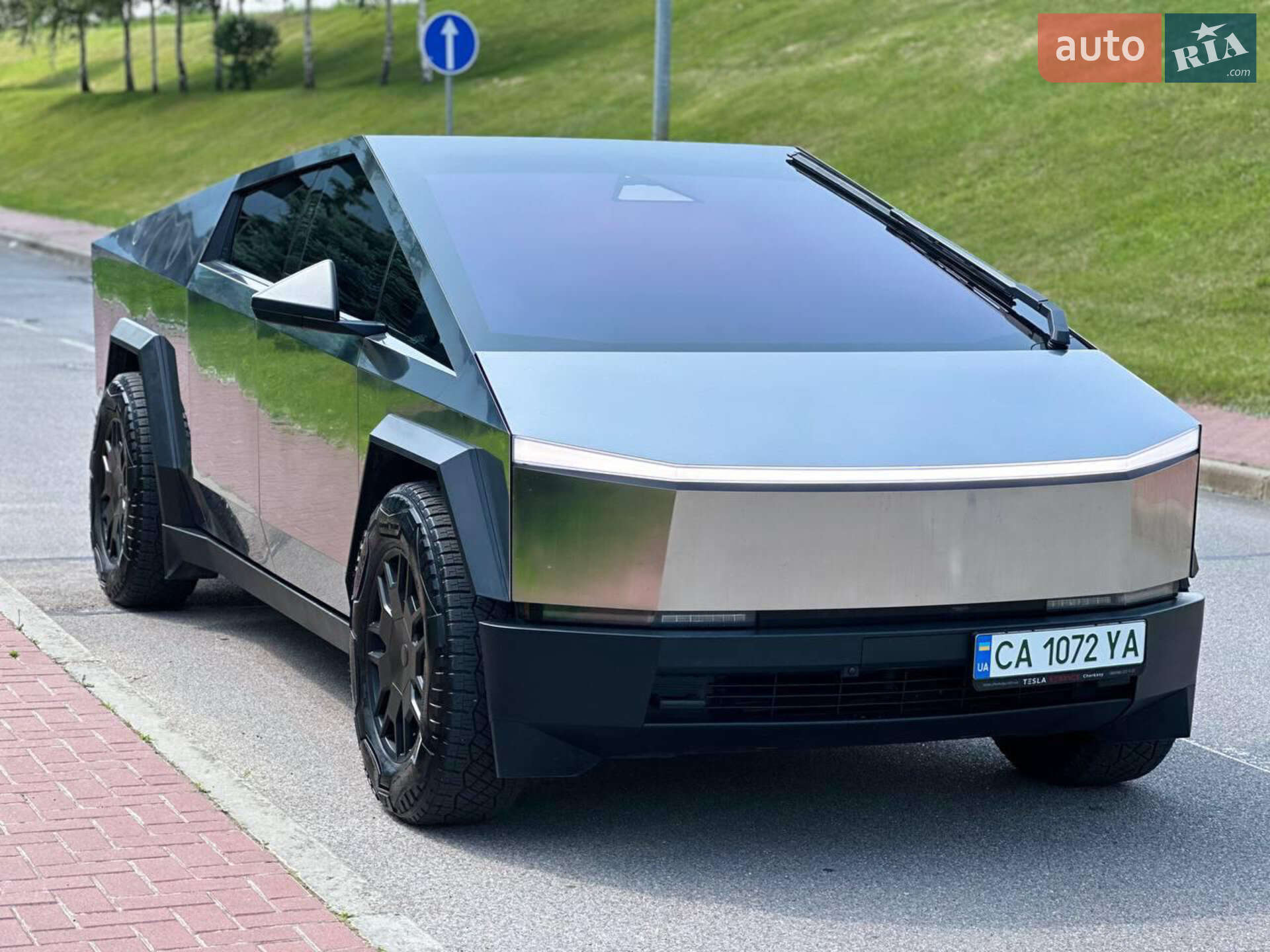 TESLA CYBERTRUCK 2024