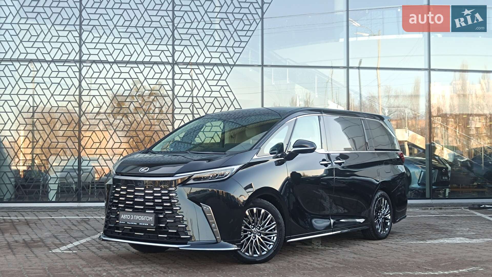 LEXUS LM 350H 2025
