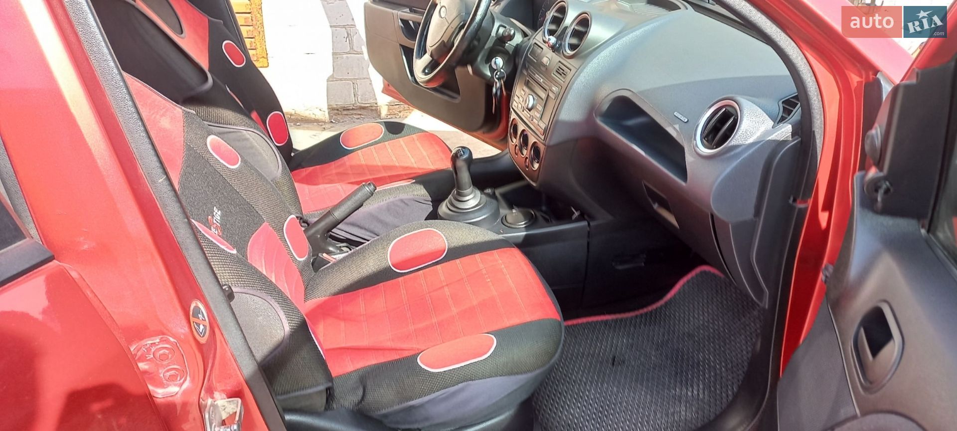 Головне фото звіту автомобіля FORD FIESTA 2006