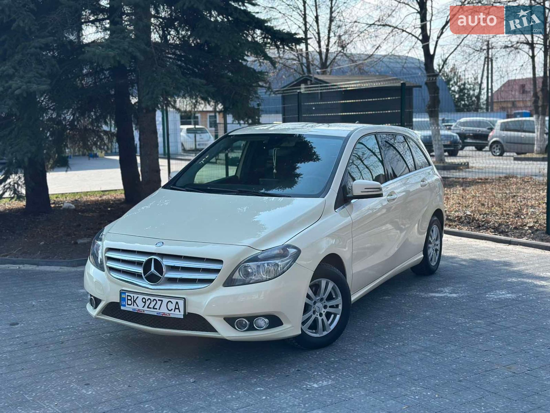 MERCEDES-BENZ B 180 2013
