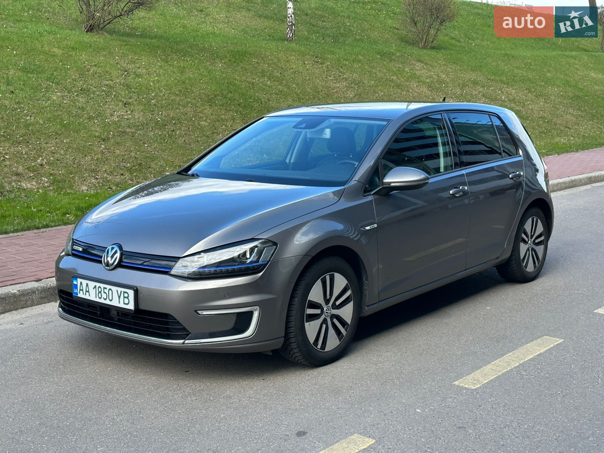 VOLKSWAGEN E-GOLF 2015