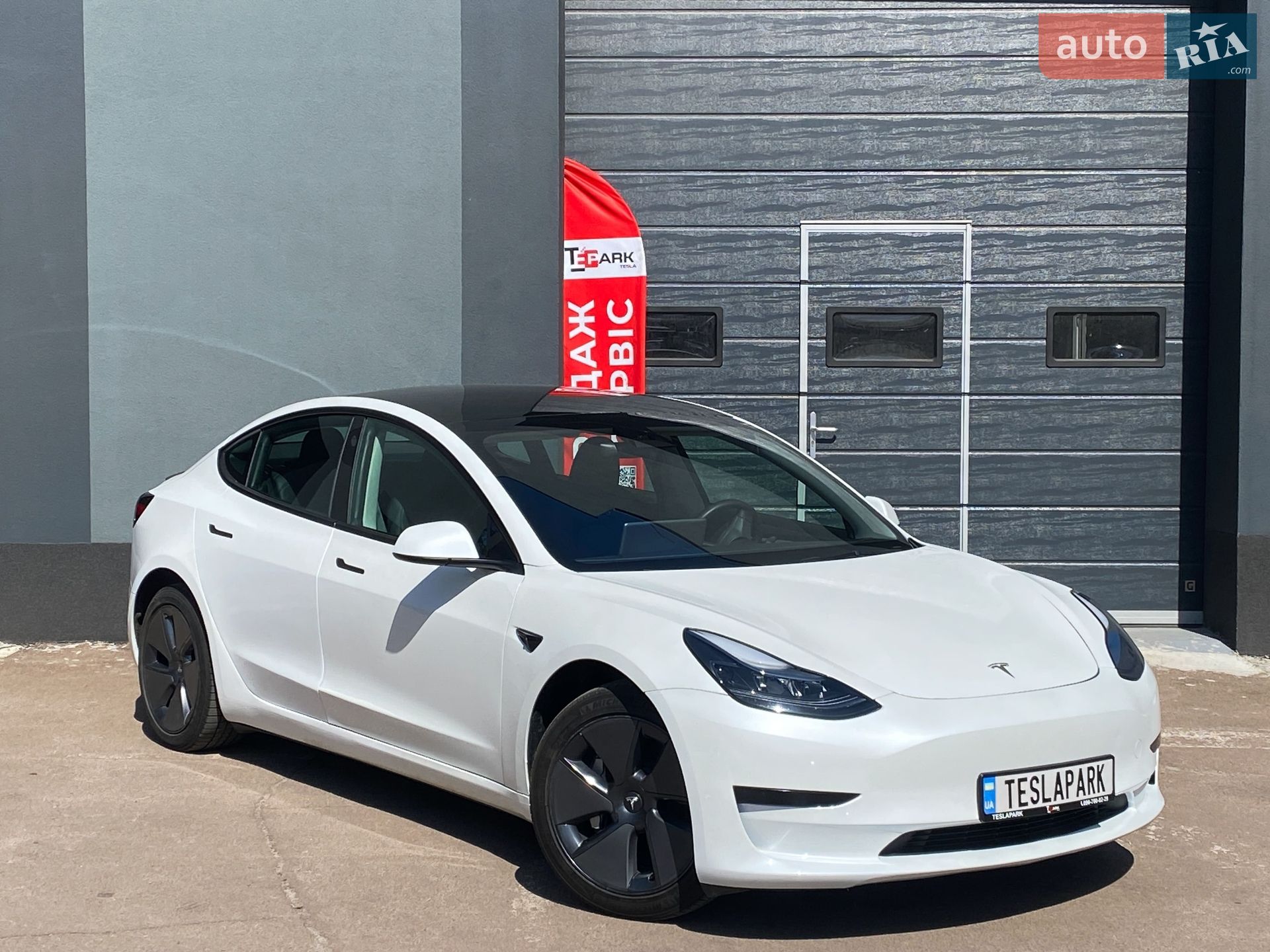Головне фото звіту автомобіля TESLA MODEL 3 2023