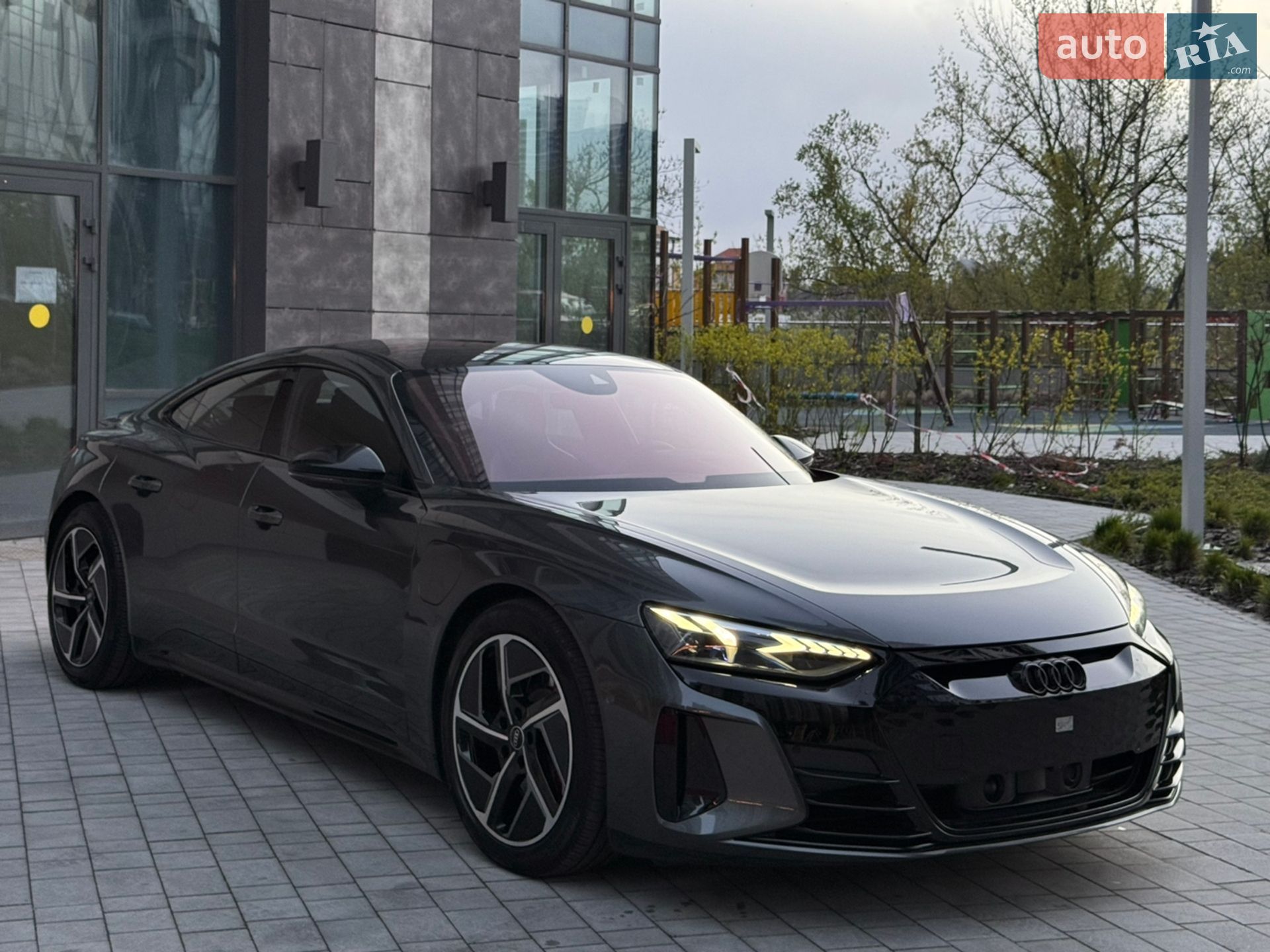 Головне фото звіту автомобіля AUDI E-TRON GT 2022