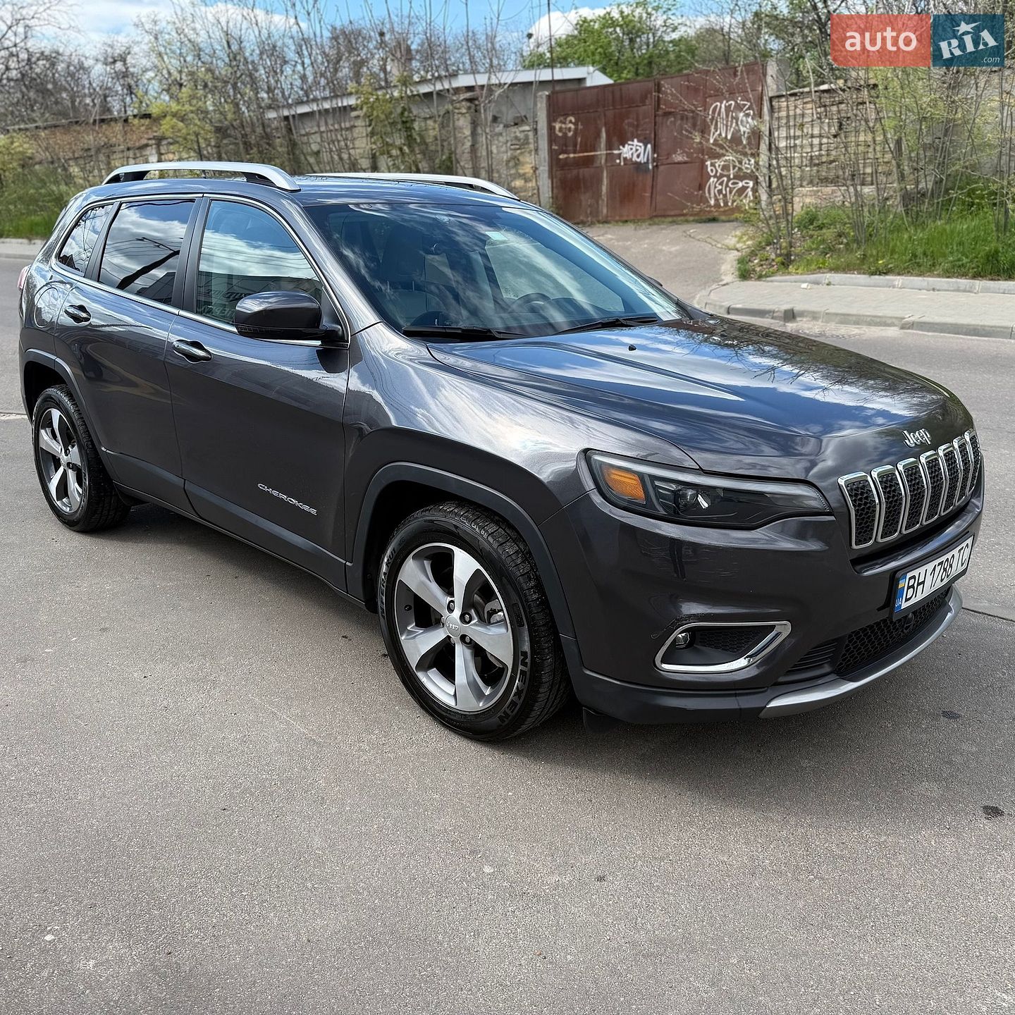 Головне фото звіту автомобіля JEEP CHEROKEE 2020