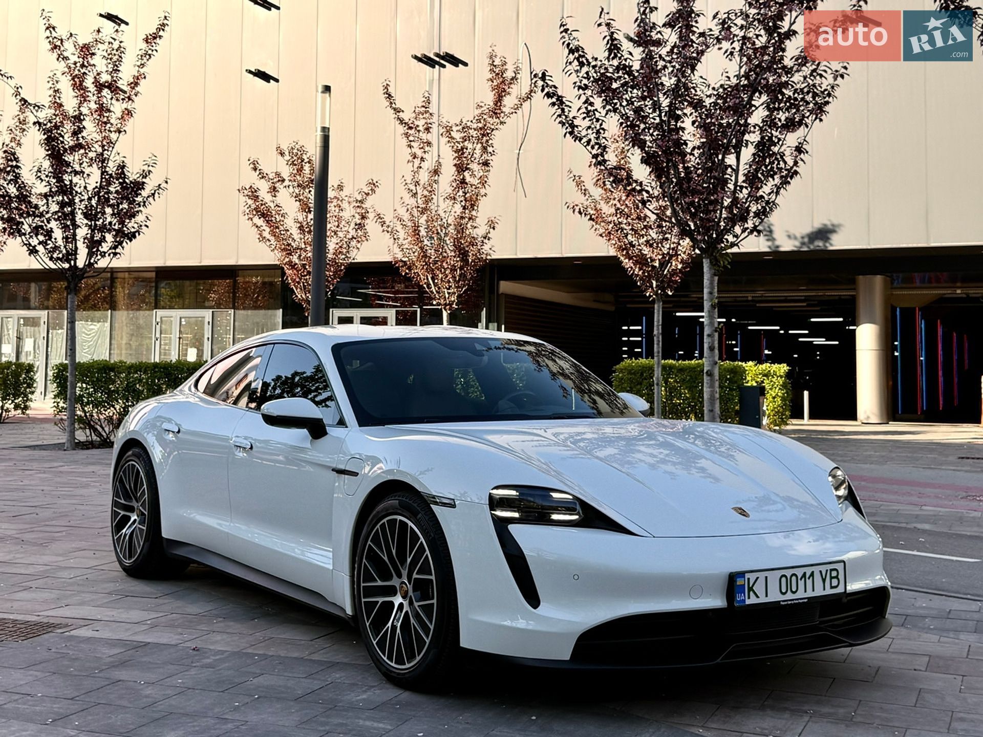 Головне фото звіту автомобіля PORSCHE TAYCAN 2021