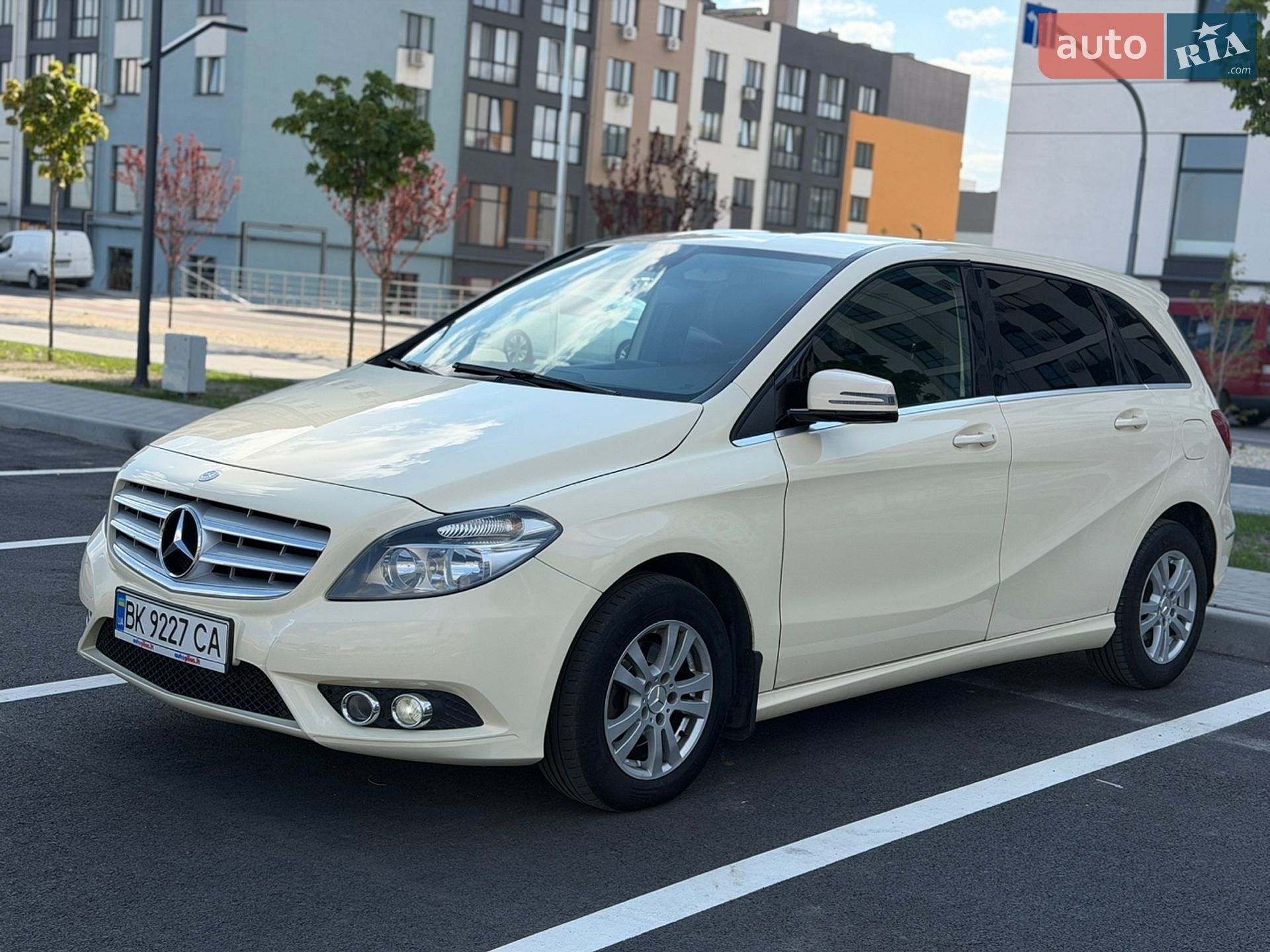 MERCEDES-BENZ B 180 2013