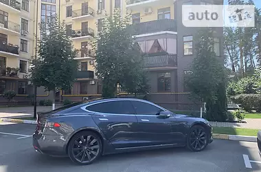 Tesla Model S 2015 - пробіг 72 тис. км