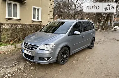 Volkswagen Touran 2010 - пробіг 325 тис. км