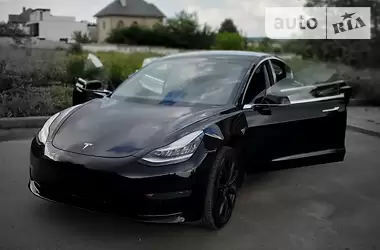 Tesla Model 3 2020 - пробіг 3 тис. км