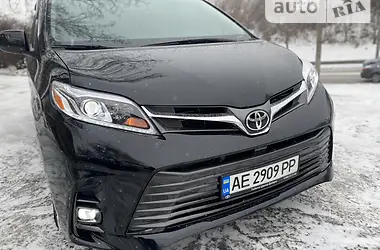 Toyota Sienna AWD XLE 2017 - пробег 85 тыс. км