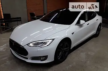 Tesla Model S 85 2014 - пробег 150 тыс. км