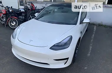 Tesla Model 3 2021 - пробіг 4 тис. км