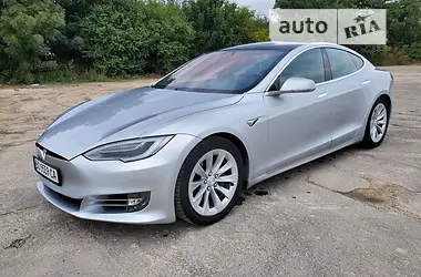 Tesla Model S 2018 - пробіг 220 тис. км