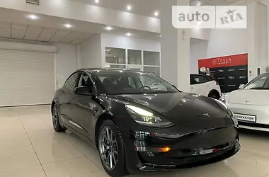 Tesla Model 3 2021 - пробіг 5 тис. км