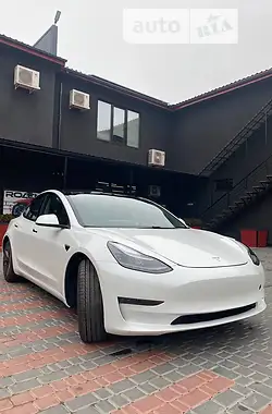Tesla Model 3 2020 - пробіг 4 тис. км