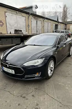 Tesla Model S 2015 - пробег 93 тыс. км