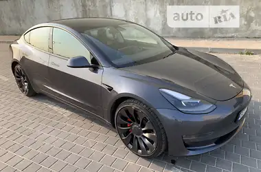 Tesla Model 3 2021 - пробіг 14 тис. км