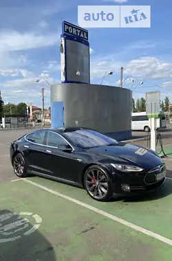 Tesla Model S  2015 - пробег 210 тыс. км