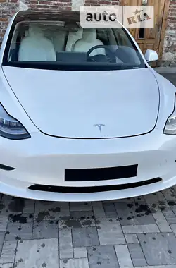 Tesla Model 3 2020 - пробіг 18 тис. км