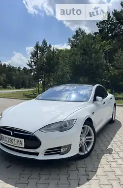 Tesla Model S 2015 - пробіг 244 тис. км
