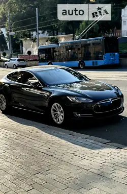 Tesla Model S 2015 - пробіг 180 тис. км
