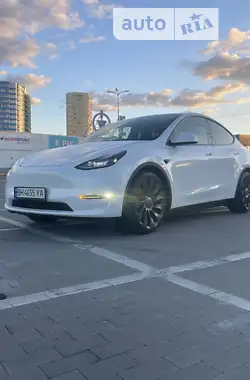 Tesla Model Y 2022 - пробіг 8 тис. км