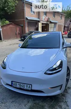 Tesla Model Y 2022 - пробіг 6 тис. км