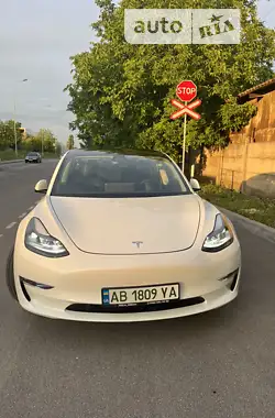 Tesla Model 3 2021 - пробіг 30 тис. км