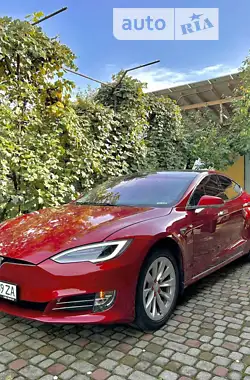 Tesla Model S  2019 - пробіг 30 тис. км