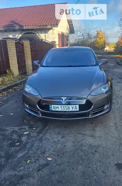 Tesla Model S 2015 - пробіг 261 тис. км
