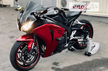 Honda CBR 1000RR 2010 - пробег 35 тыс. км