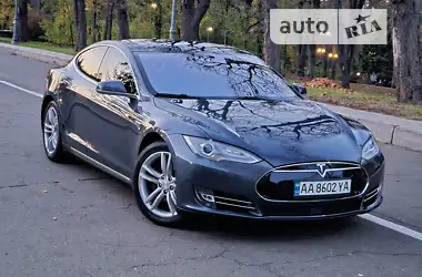 Tesla Model S 2015 - пробіг 90 тис. км