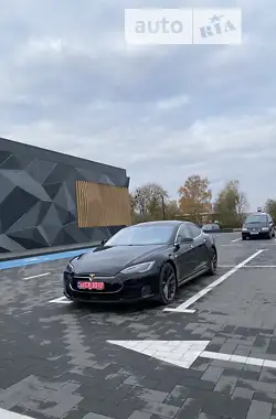 Tesla Model S 2015 - пробіг 125 тис. км